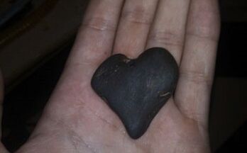 gur në formë zemre si hajmali e fatit të mirë