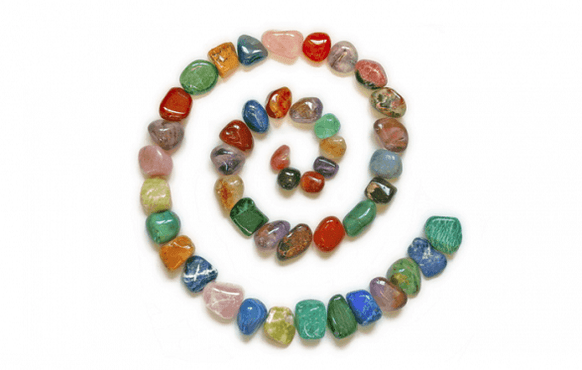 Amulet DIY për fat të mirë nga gurët me ngjyra