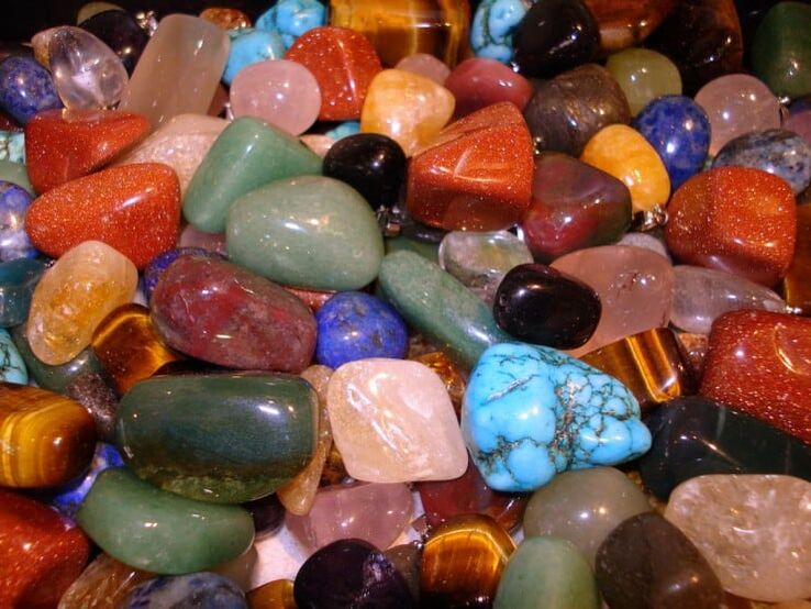 gurë me ngjyrë si talismanë të fatit të mirë