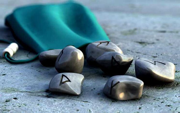 qese me rune si një amulet për fat të mirë